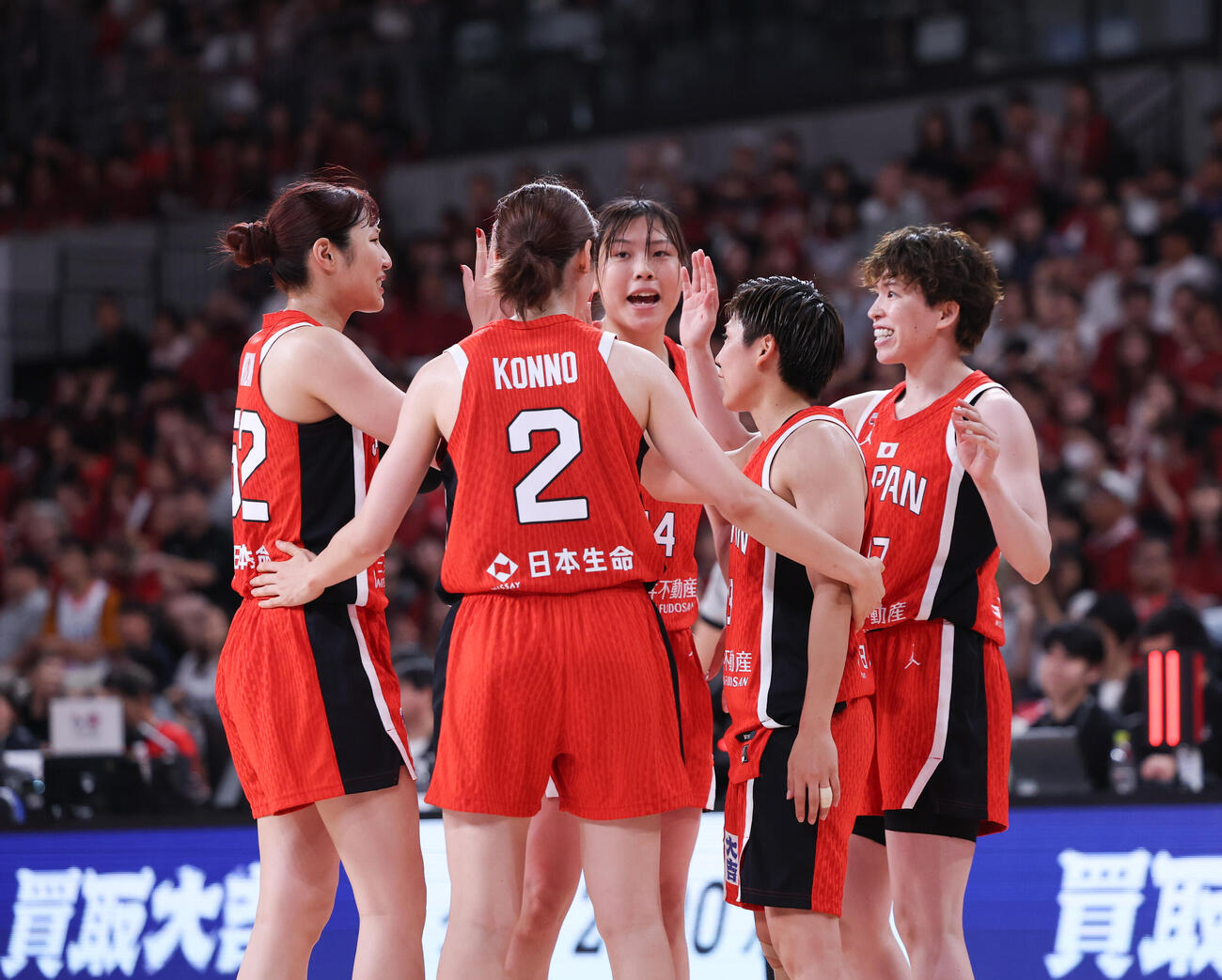 日本対韓国　2Q、シュートを決めタッチを交わす日本代表（撮影・増田悦実）
