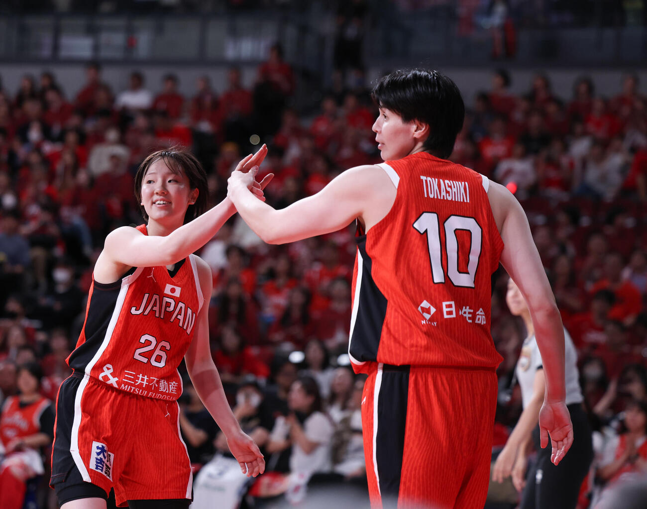 日本対韓国　3Q、タッチを交わす田中こころ（左）と渡嘉敷来夢（撮影・増田悦実）