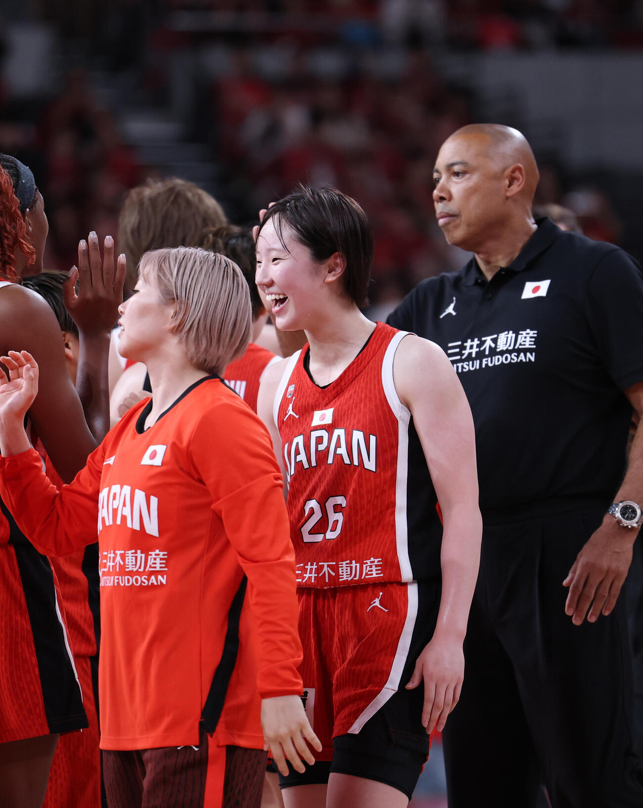 日本対韓国　逆転のシュートを決め勝利し笑顔でタッチを交わす田中こころ（撮影・増田悦実）