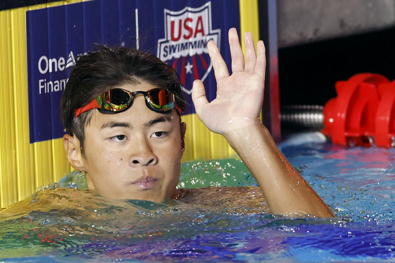 男子200メートル背泳ぎ決勝のレースを終え、声援に応える小島夢貴。1分55秒38で優勝した＝アーバイン（共同）