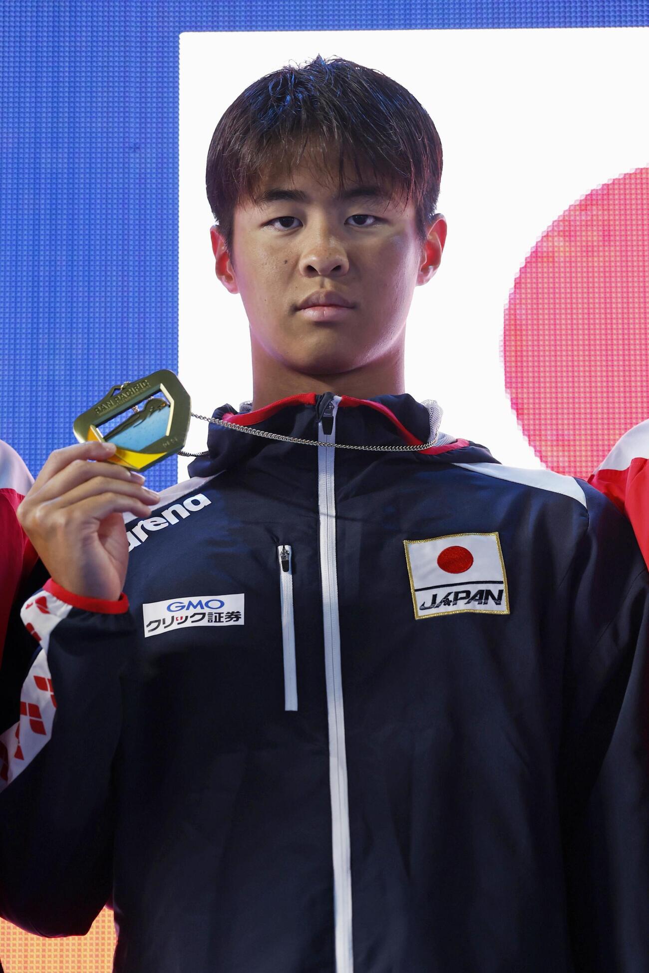 男子200メートル背泳ぎで優勝した小島夢貴＝アーバイン（共同）