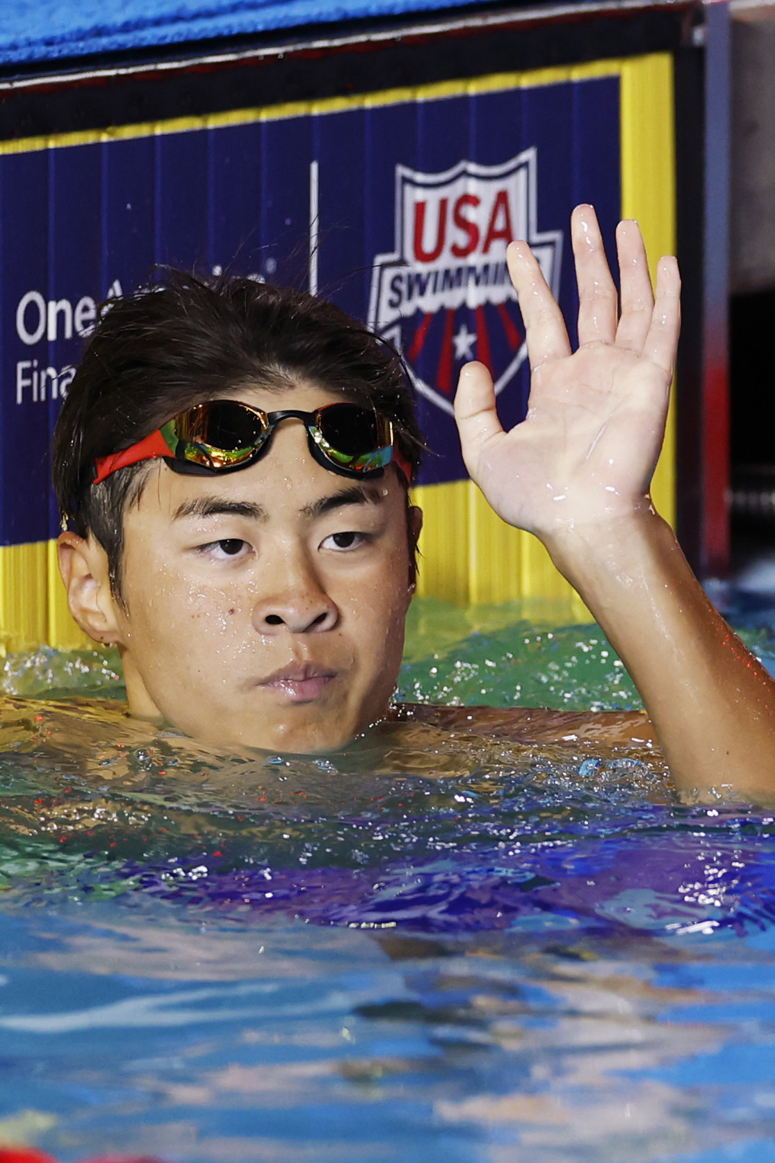 男子200メートル背泳ぎ決勝のレースを終え、声援に応える小島夢貴。1分55秒38で優勝した＝アーバイン（共同）