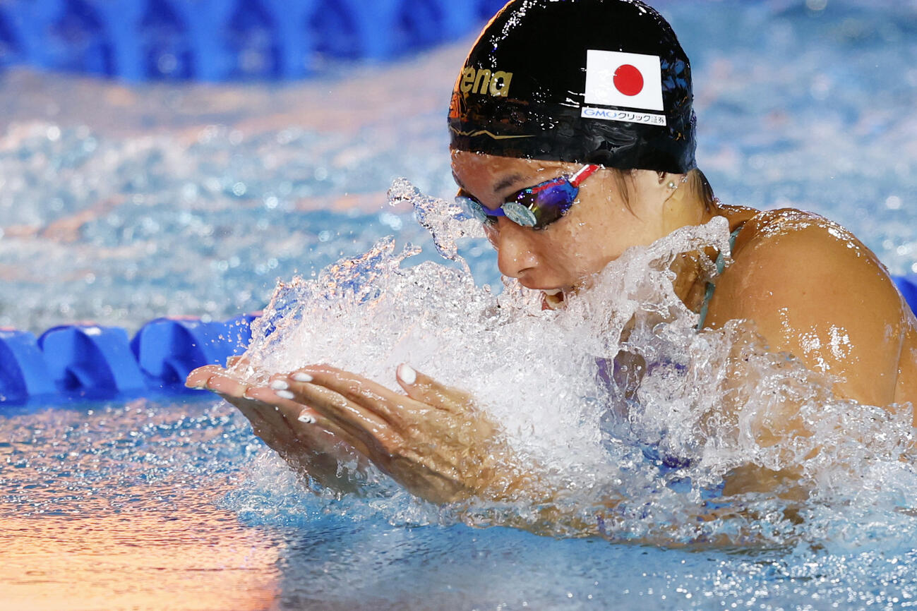 女子50メートル平泳ぎ決勝　力泳する鈴木聡美＝アーバイン（共同）
