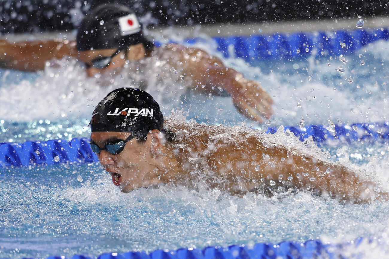 男子100メートルバタフライ決勝　力泳する光永翔音。奥は松元克央＝アーバイン（共同）