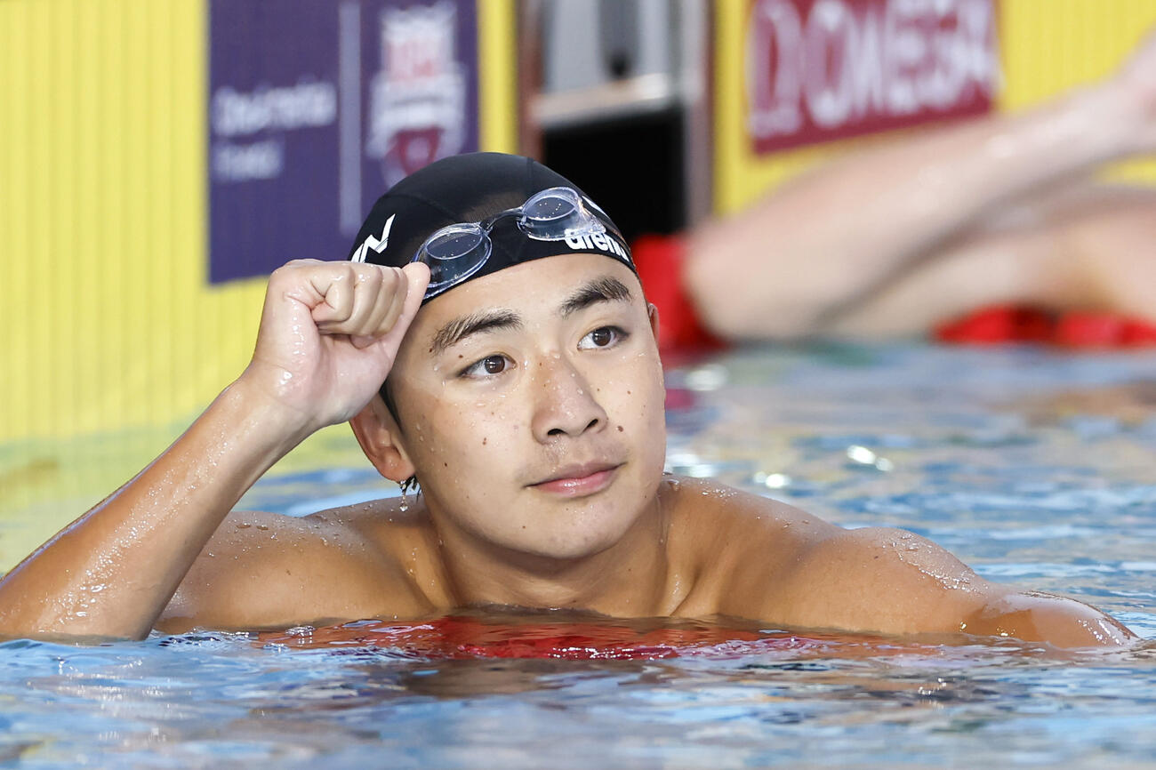 男子400メートル自由形決勝のレースを終え、ガッツポーズする今福和志。3分45秒65で5位だった＝アーバイン（共同）