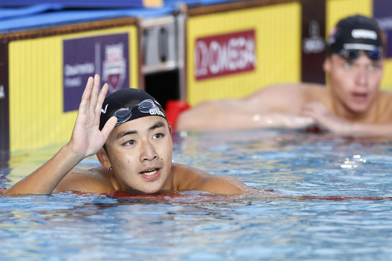 男子400メートル自由形決勝のレースを終え、声援に応える今福和志。3分45秒65で5位だった＝アーバイン（共同）