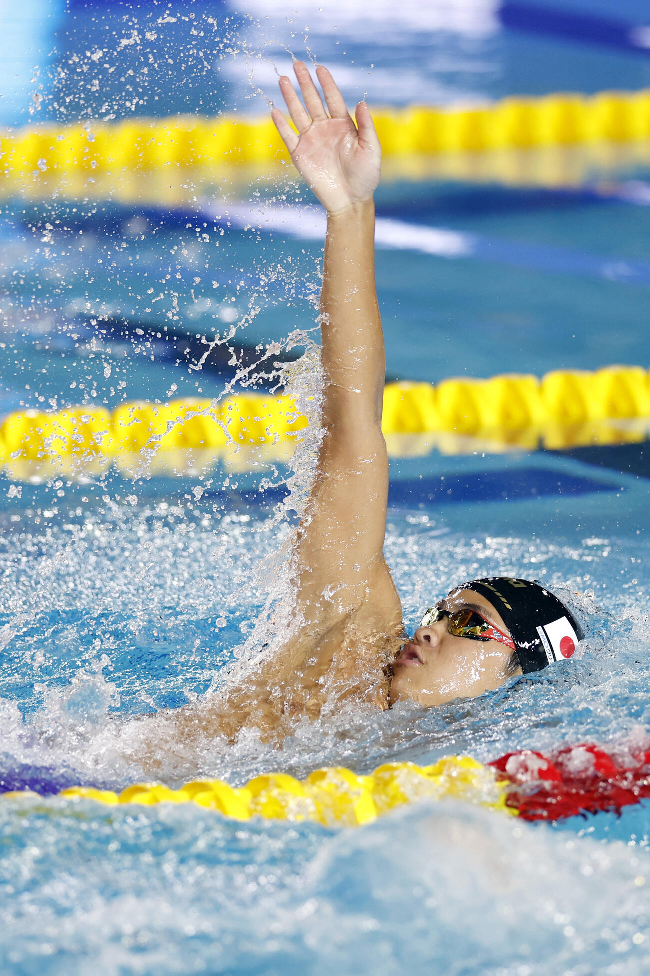 男子200メートル背泳ぎ決勝で力泳する小島夢貴。1分55秒38で優勝した＝アーバイン（共同）