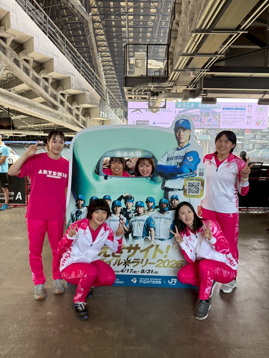 記念撮影するアルテミス北海道の選手たち（前列左から青木優、古野愛心、後列左から杉山由奈、三反畑奈々星、野口夕詠、野口茜）＃提供写真