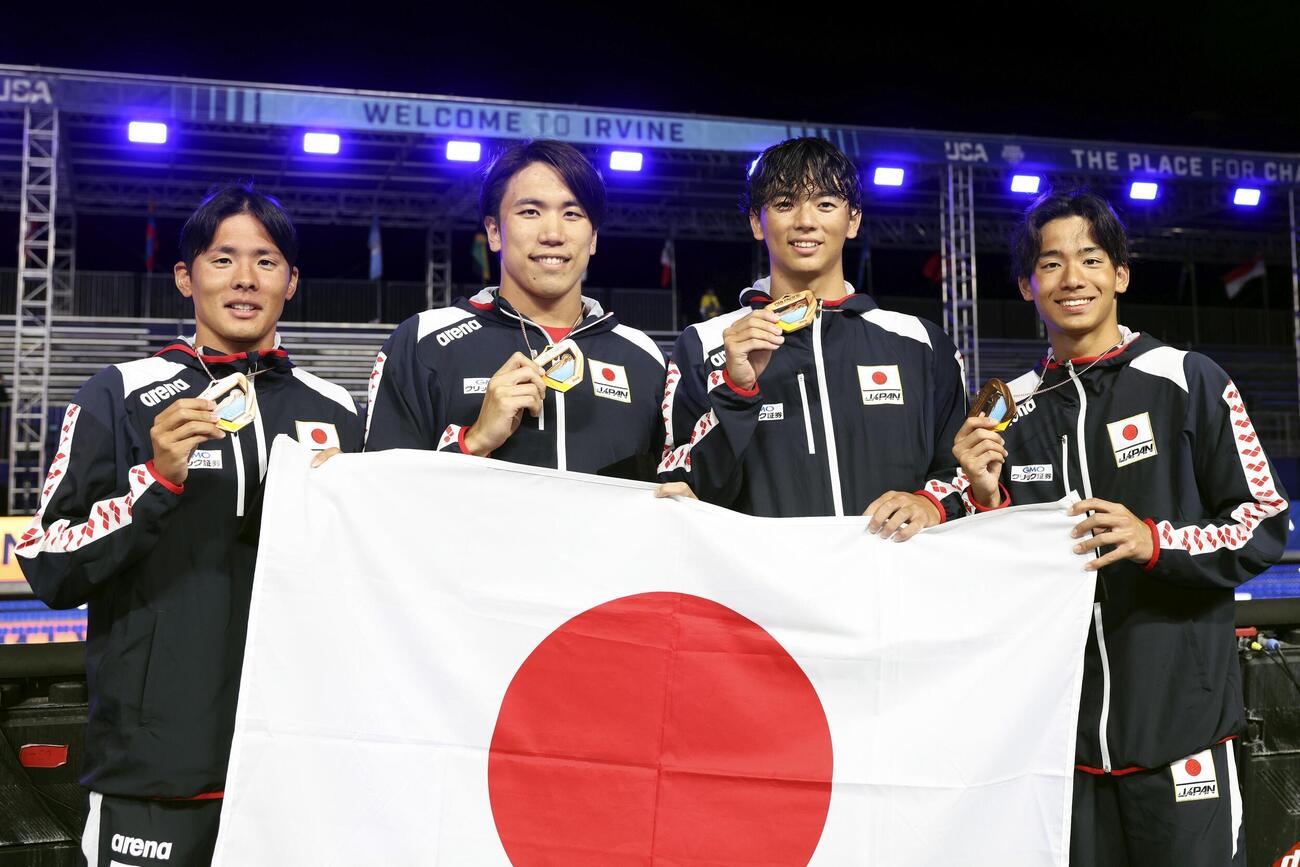 男子400メートルリレーで3位となりメダルを掲げる（左から）松本周也、松元克央、光永翔音、村佐達也（共同）