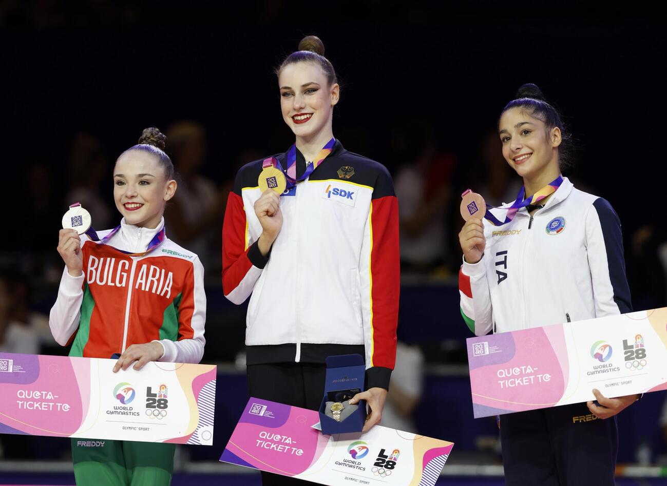 個人総合で優勝したダリア・バルフォロメーエフ。左は2位のスティリアナ・ニコロバ、右は3位のソフィア・ラファエリ（共同）