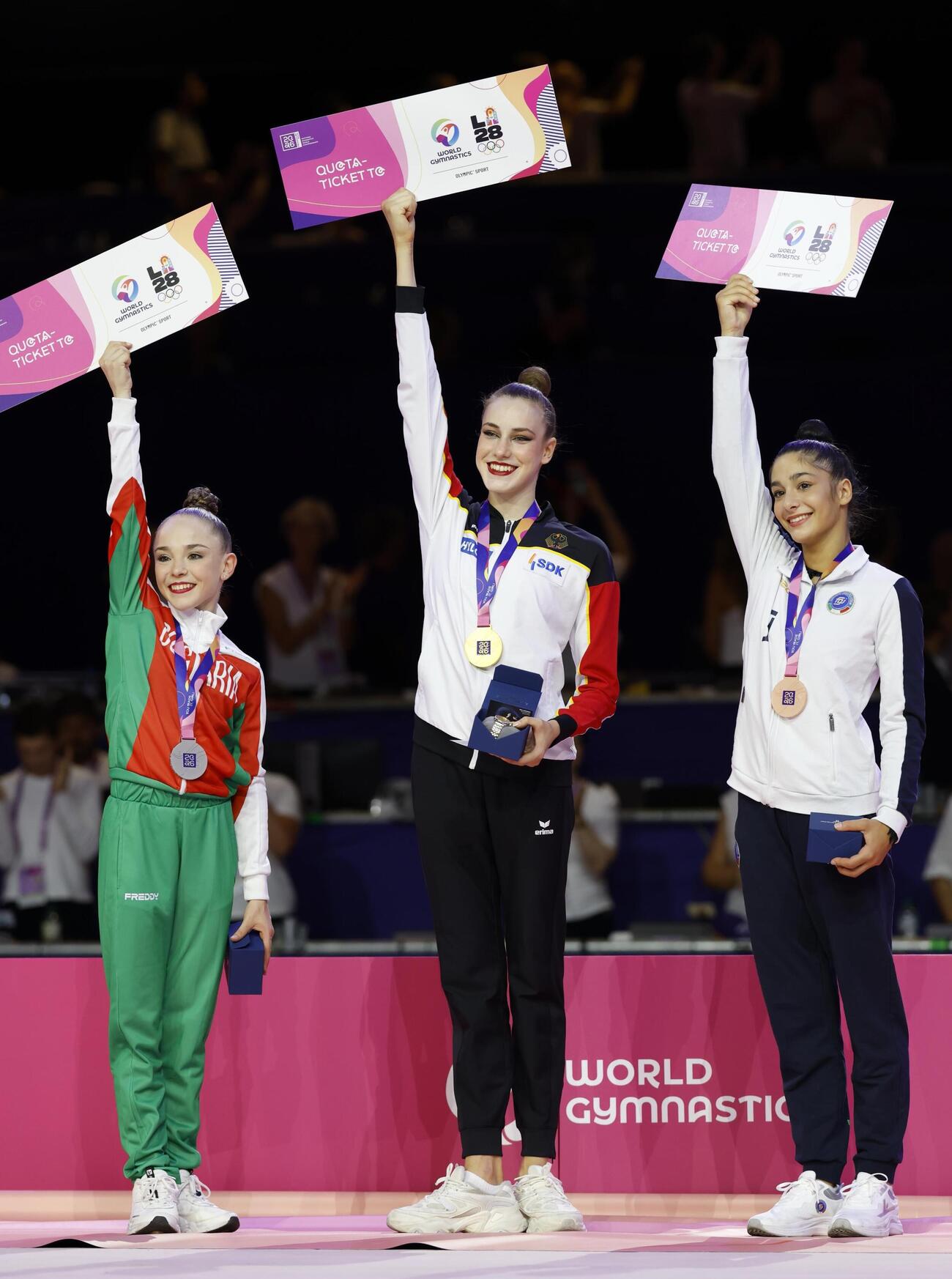 個人総合で優勝したダリア・バルフォロメーエフ。左は2位のスティリアナ・ニコロバ、右は3位のソフィア・ラファエリ（共同）