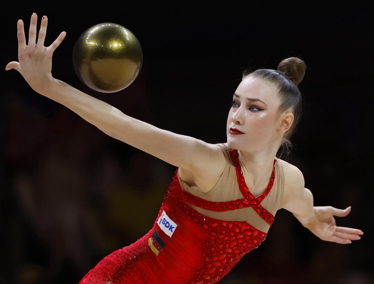 個人総合決勝　優勝したダリア・バルフォロメーエフのボール（共同）