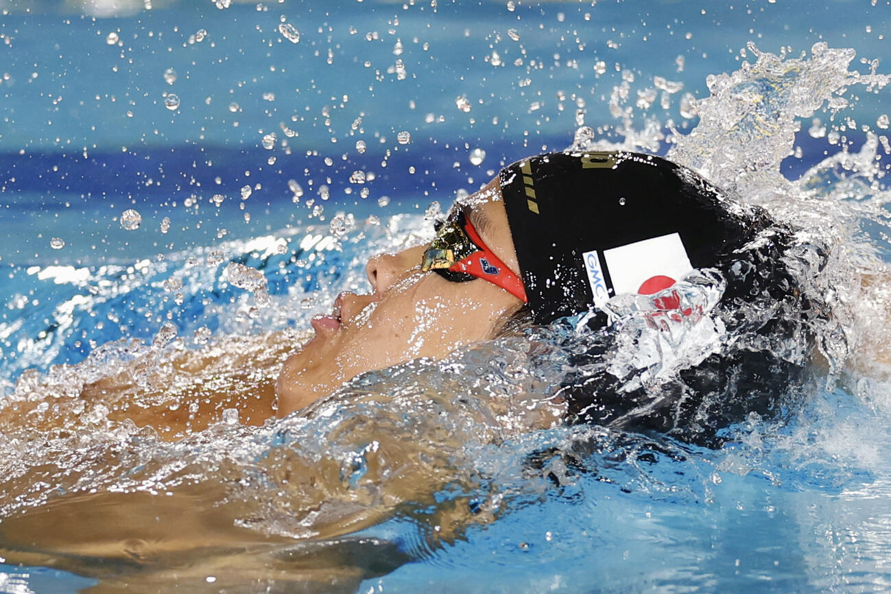 男子200メートル背泳ぎで1分55秒38をマークし優勝した小島夢貴＝アーバイン（共同）