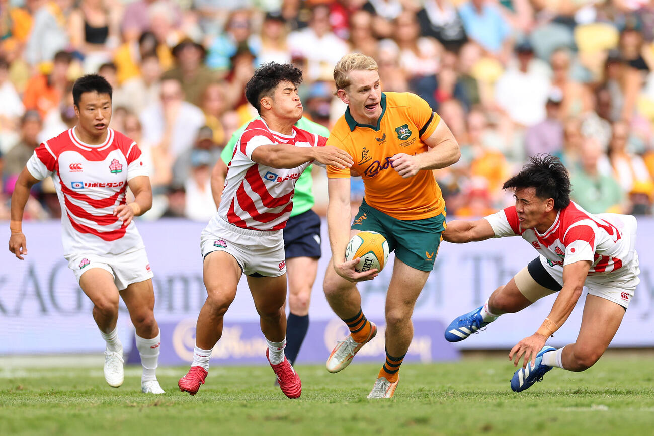 日本－オーストラリア　オーストラリア選手（中央右）の突破を許す伊藤龍（同左）と上ノ坊（右端）（ゲッティ＝共同）