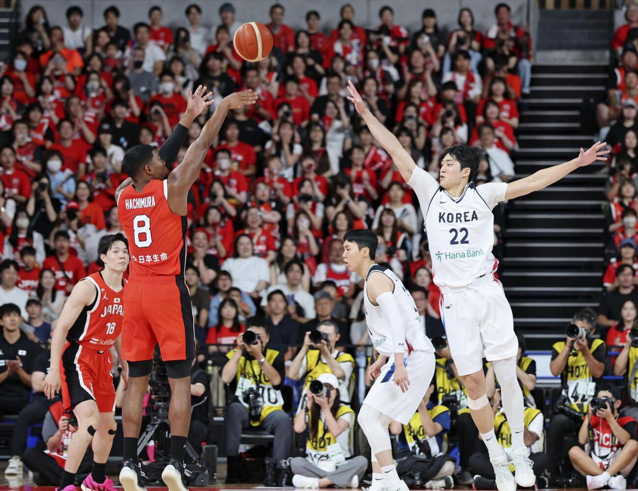 日本－韓国　第1クオーター、3点シュートを放つ八村（手前左）。左端は馬場＝有明アリーナ