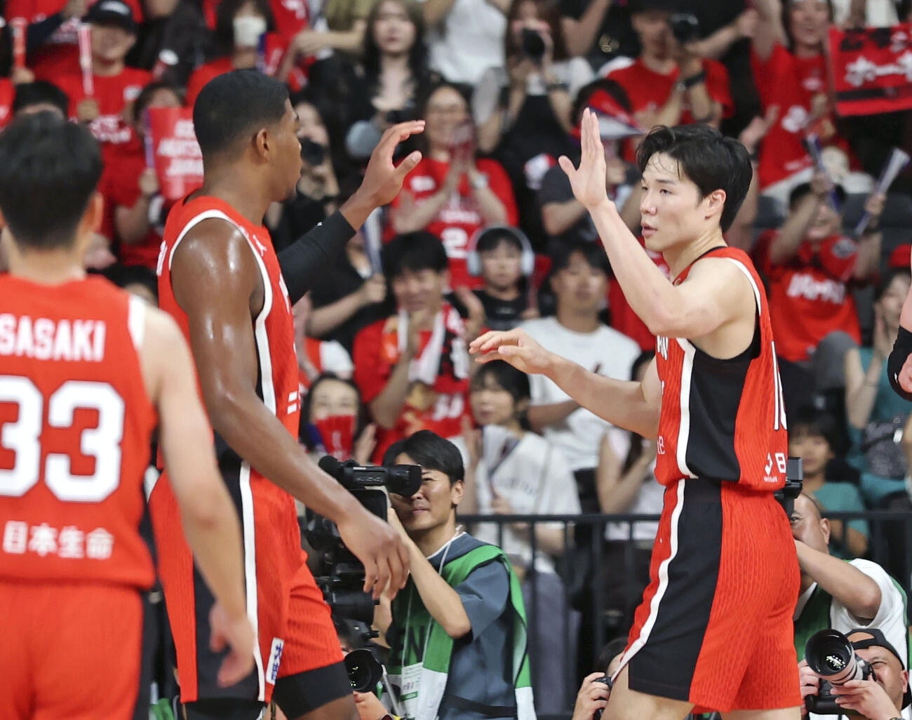 日本－韓国　第2クオーター、日本の得点を喜ぶ八村（左）と馬場＝有明アリーナ