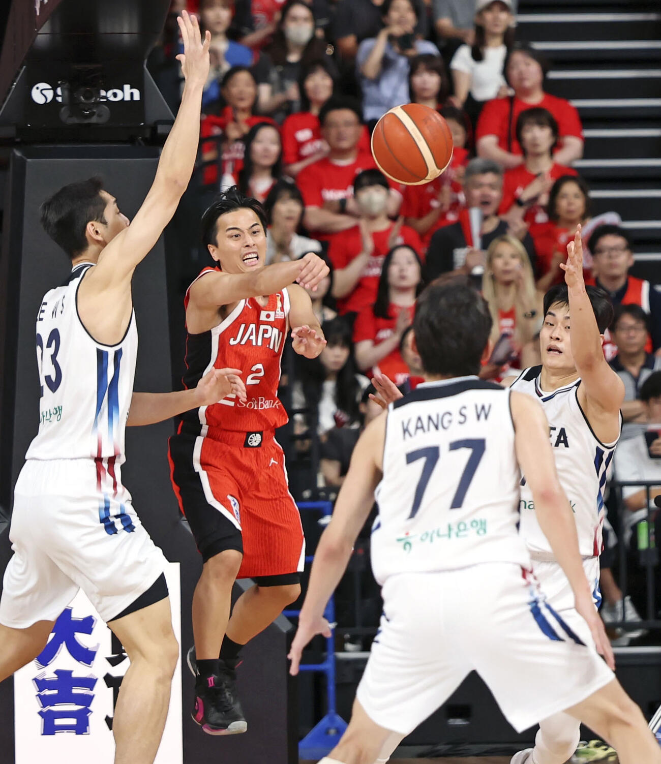 日本－韓国　第2クオーター、パスを出す富樫（左から2人目）＝有明アリーナ