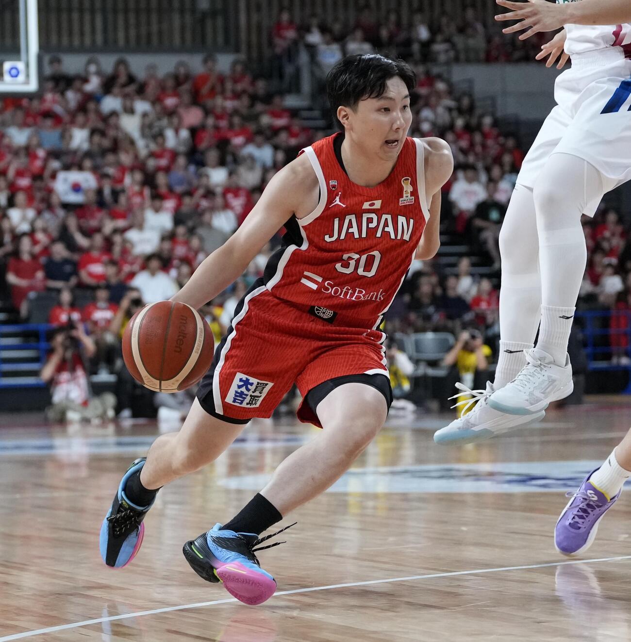 日本対韓国　1Q、ドライブをする富永啓生（撮影・小島史椰）
