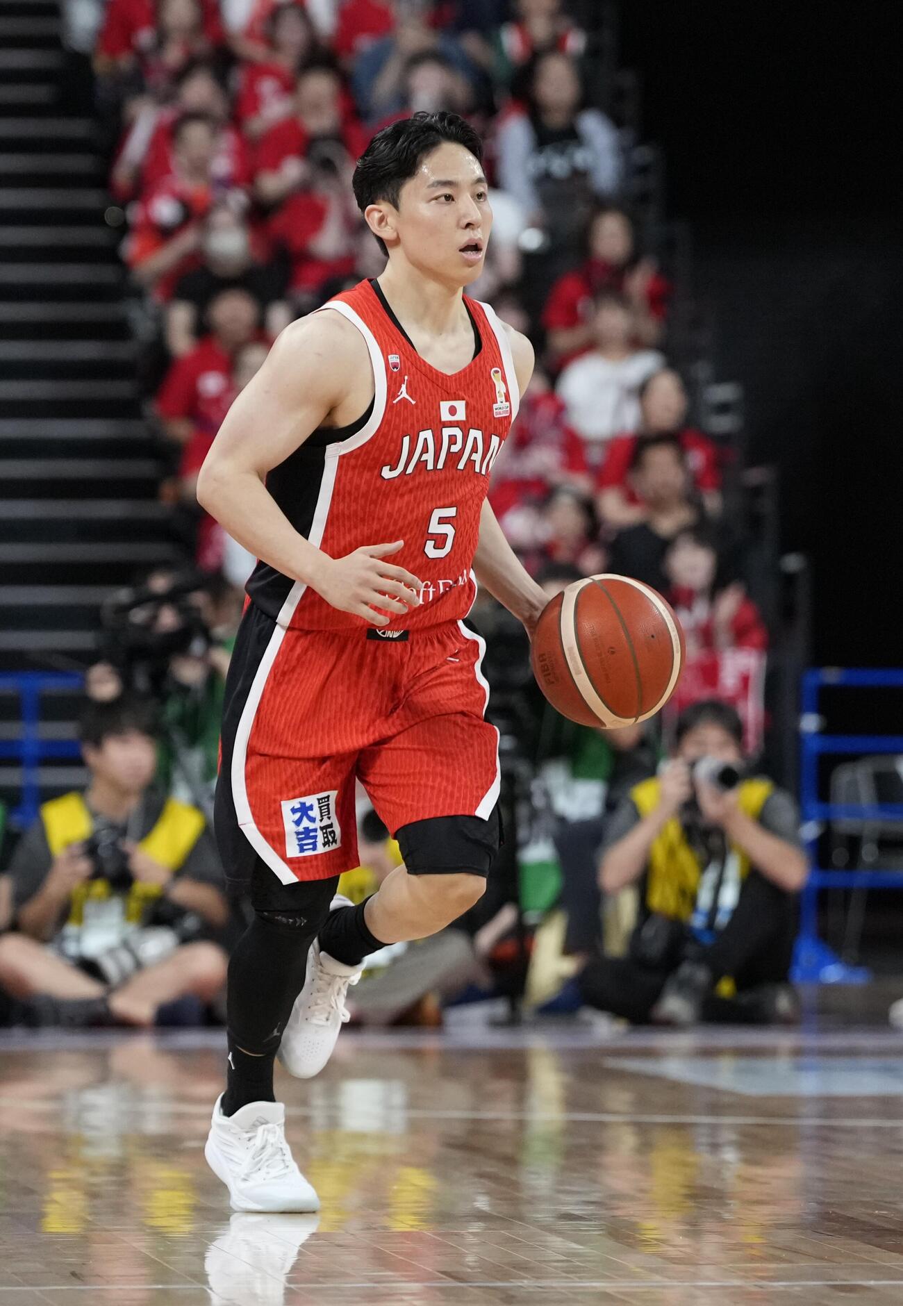 日本対韓国　1Q、ボールをコントロールする河村勇輝（撮影・小島史椰）