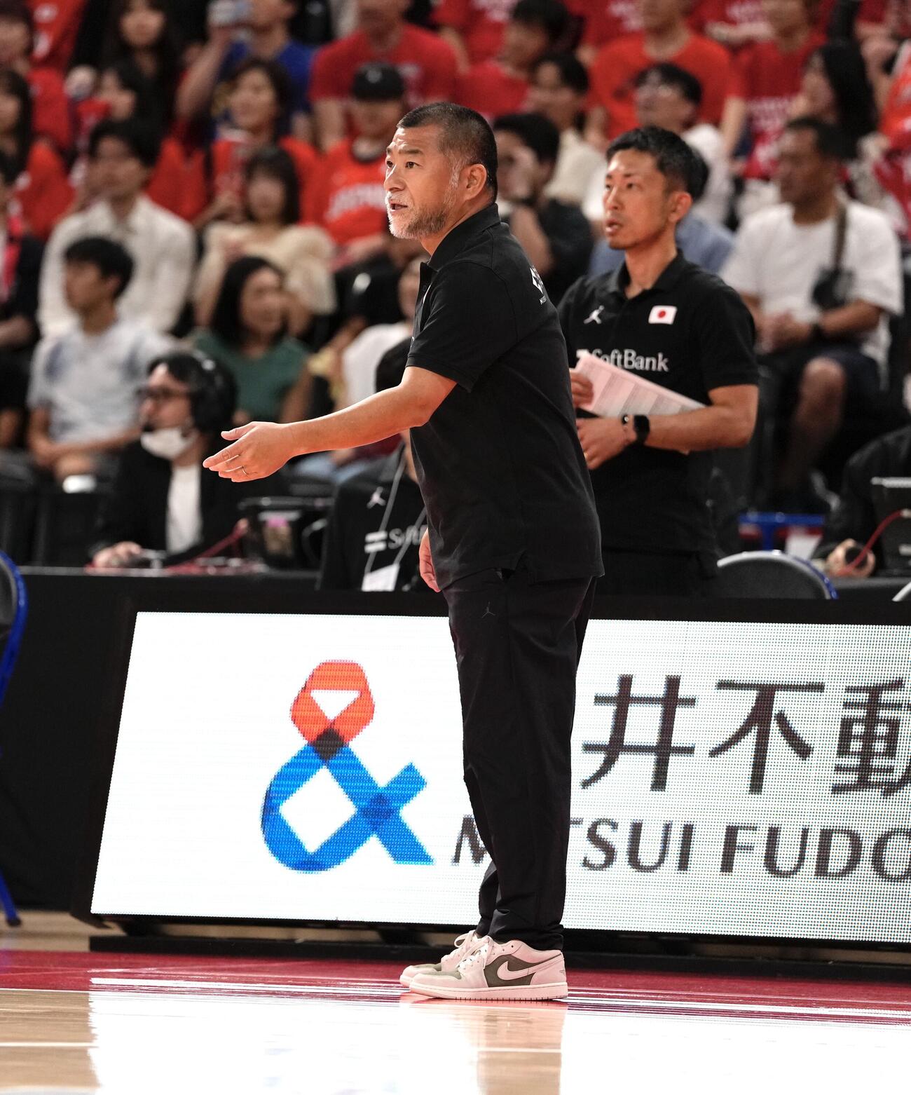 日本対韓国　指揮を執る桶谷大監督（撮影・小島史椰）