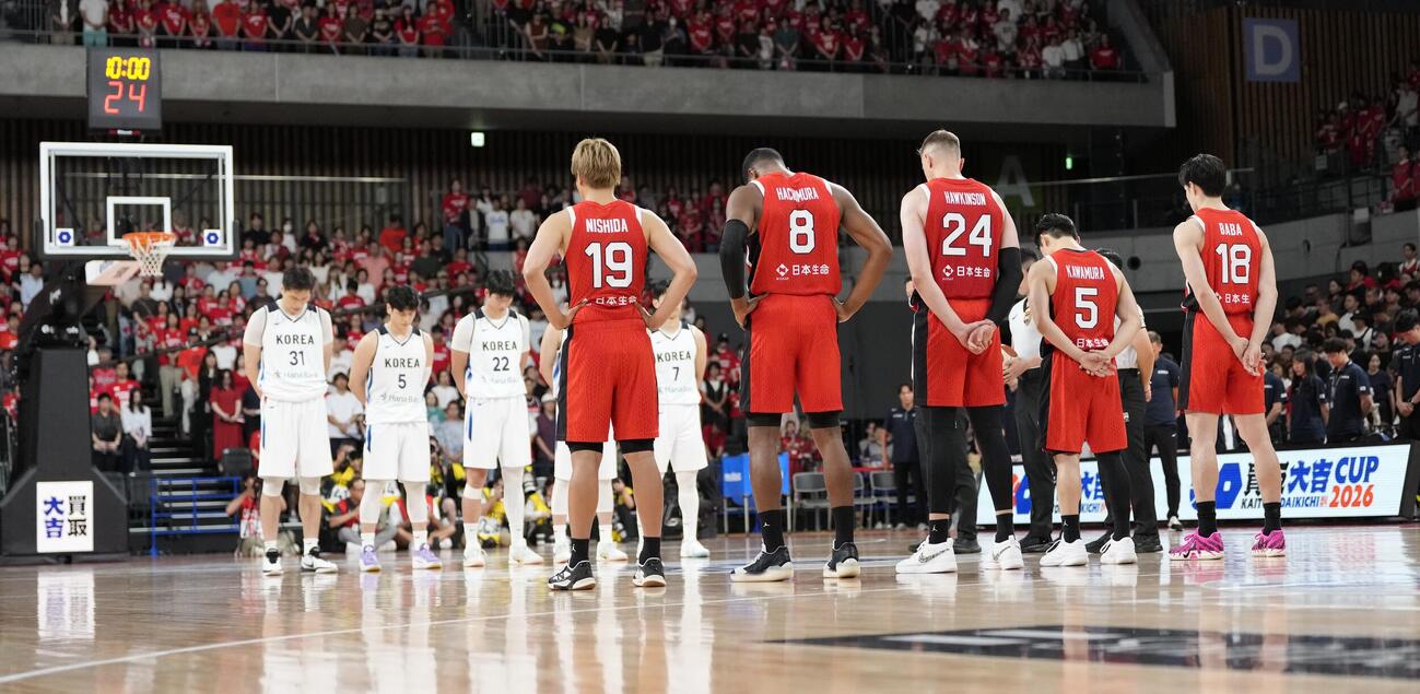 日本対韓国　熊本地震への黙とうをする両チームの選手（撮影・小島史椰）