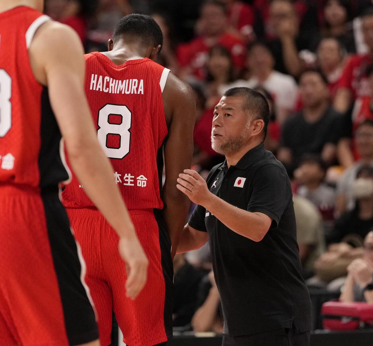 日本対韓国　2Q、指示を送る桶谷大監督（右）と八村塁（撮影・小島史椰）