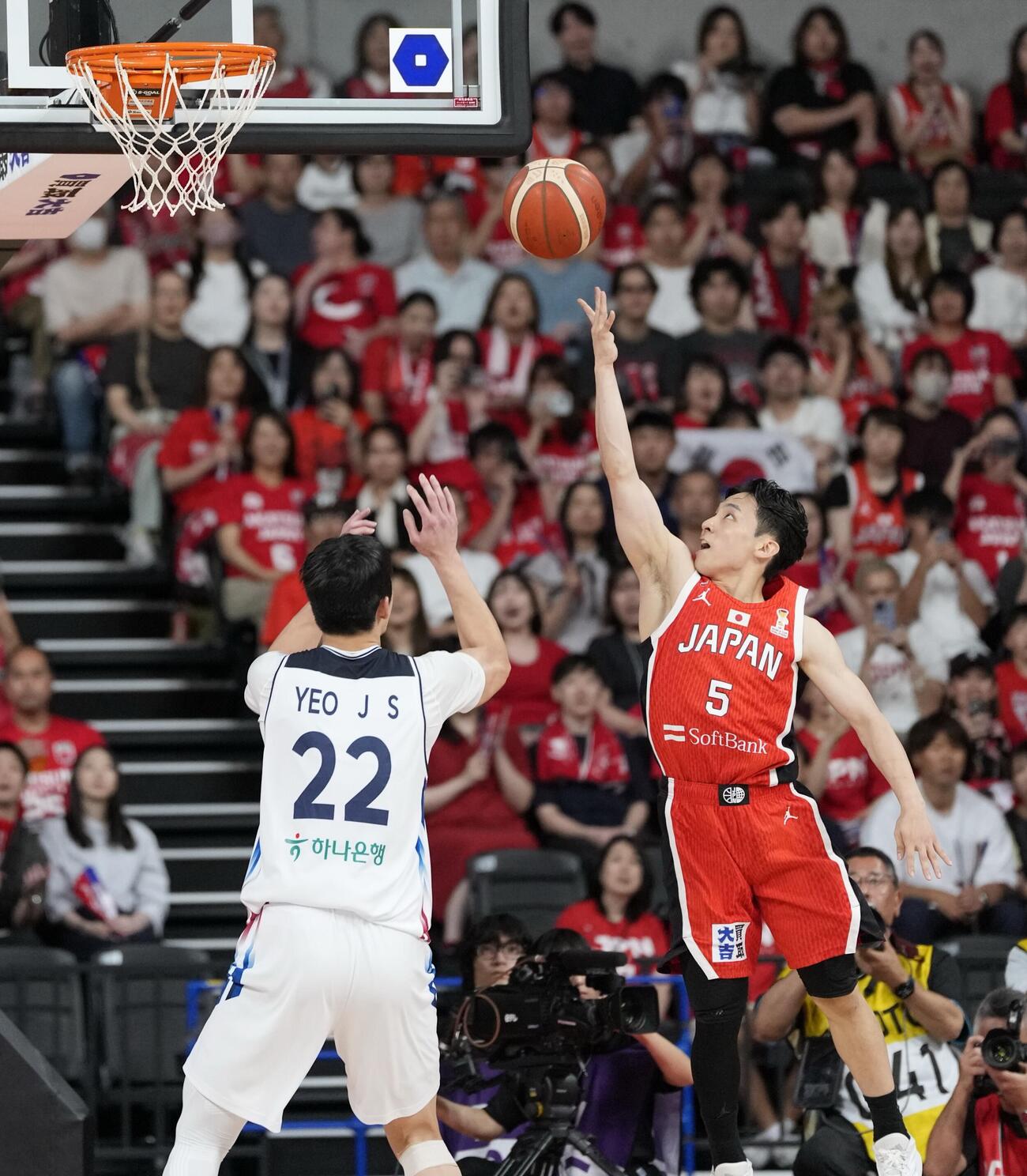 日本対韓国　3Q、シュートを放つ河村勇輝（撮影・小島史椰）