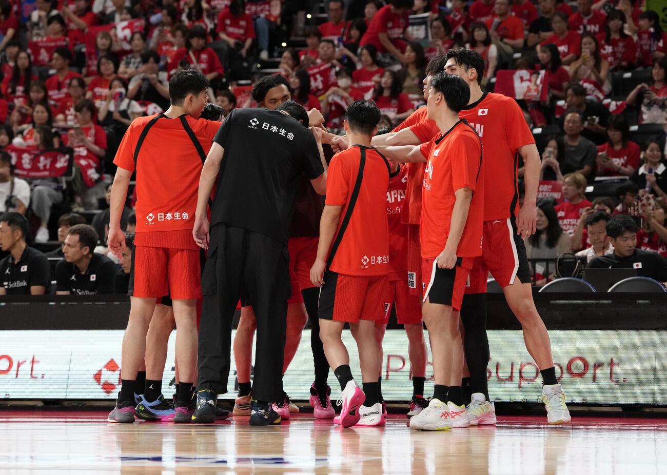 日本対韓国　3Q、円陣を組む日本代表（撮影・小島史椰）