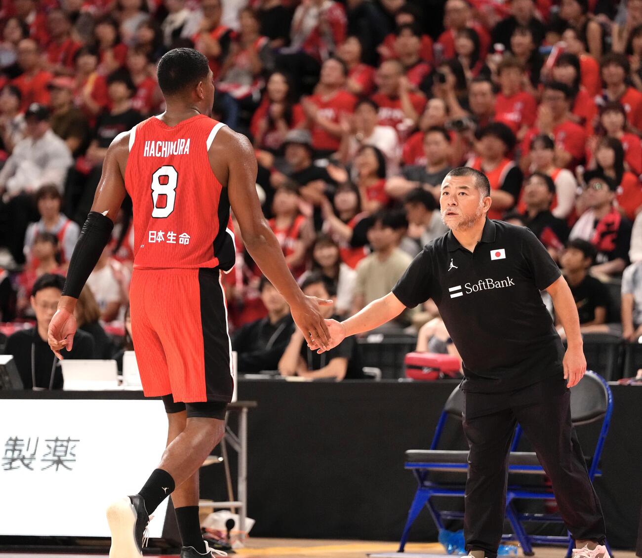 日本対韓国　2Q、タッチを交わす八村塁（左）と桶谷大監督（撮影・小島史椰）