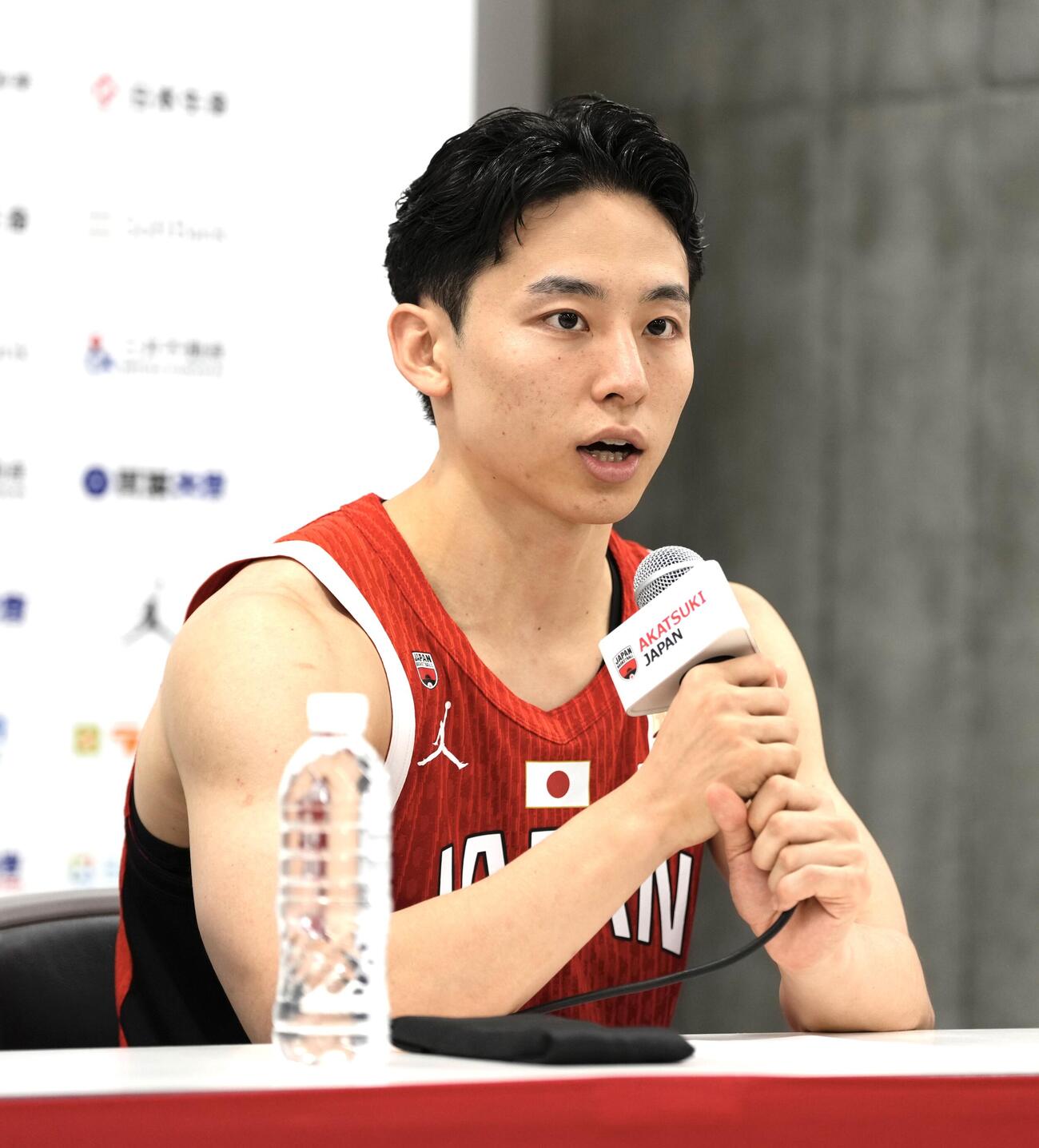 日本対韓国　韓国に勝利し囲み取材に応じる河村勇輝（撮影・小島史椰）