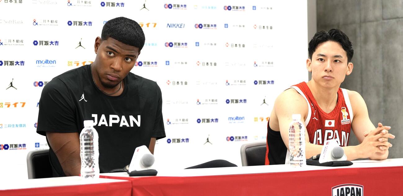日本対韓国　韓国に勝利し囲み取材に応じる八村塁（左）と河村勇輝（撮影・小島史椰）