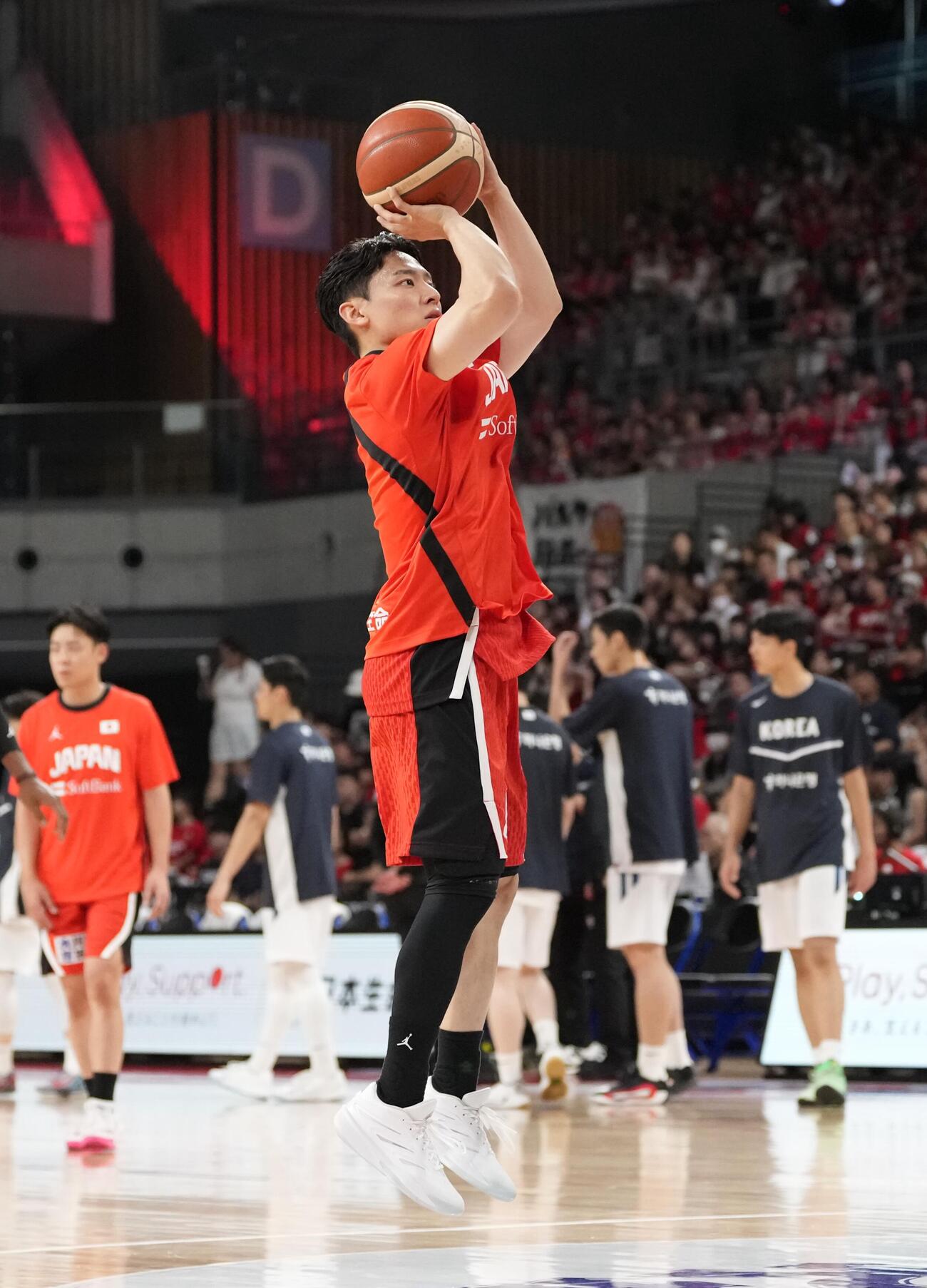 日本対韓国　ウオーミングアップでシュートを放つ河村勇輝（撮影・小島史椰）