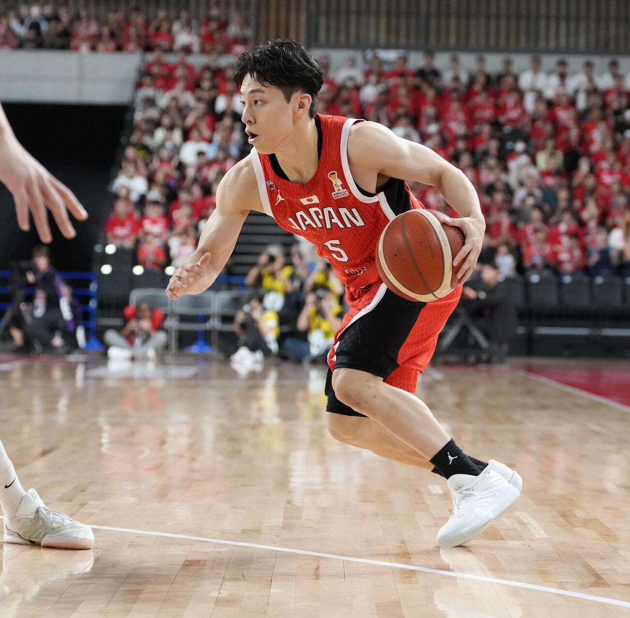 日本対韓国　1Q、ドライブを仕掛ける河村勇輝（撮影・小島史椰）