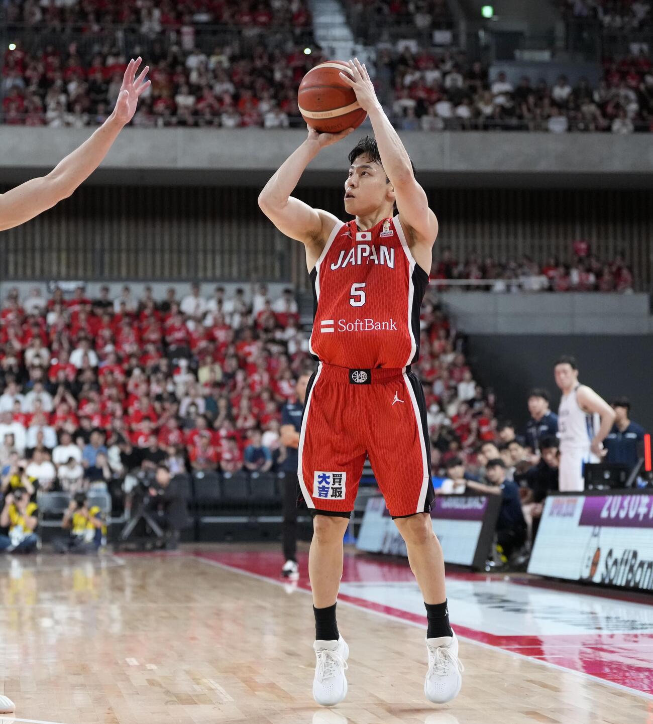 日本対韓国　1Q、スリーポイントシュートを決める河村勇輝（撮影・小島史椰）