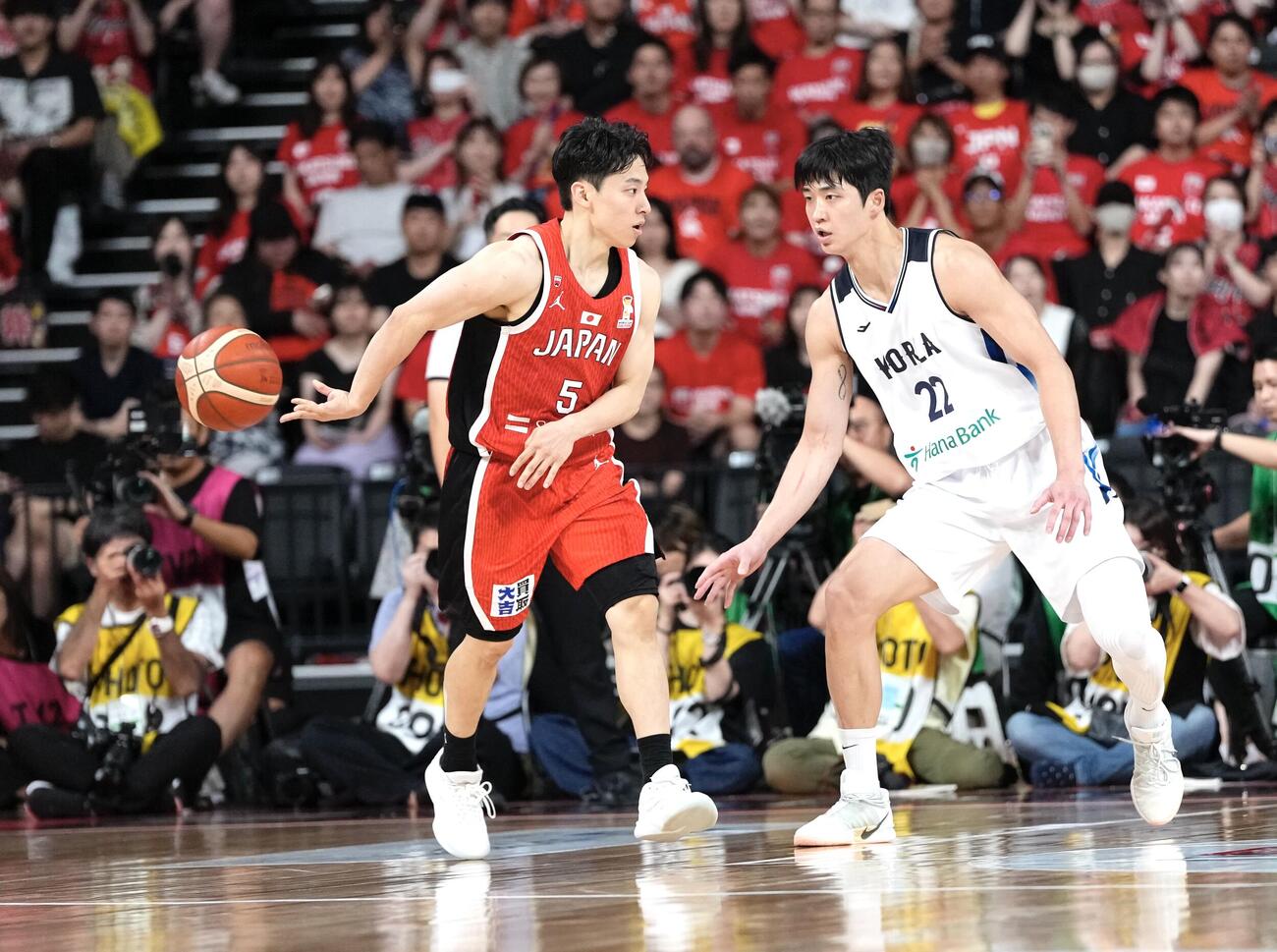 日本対韓国　3Q、ノールックパスを出す河村勇輝（撮影・小島史椰）