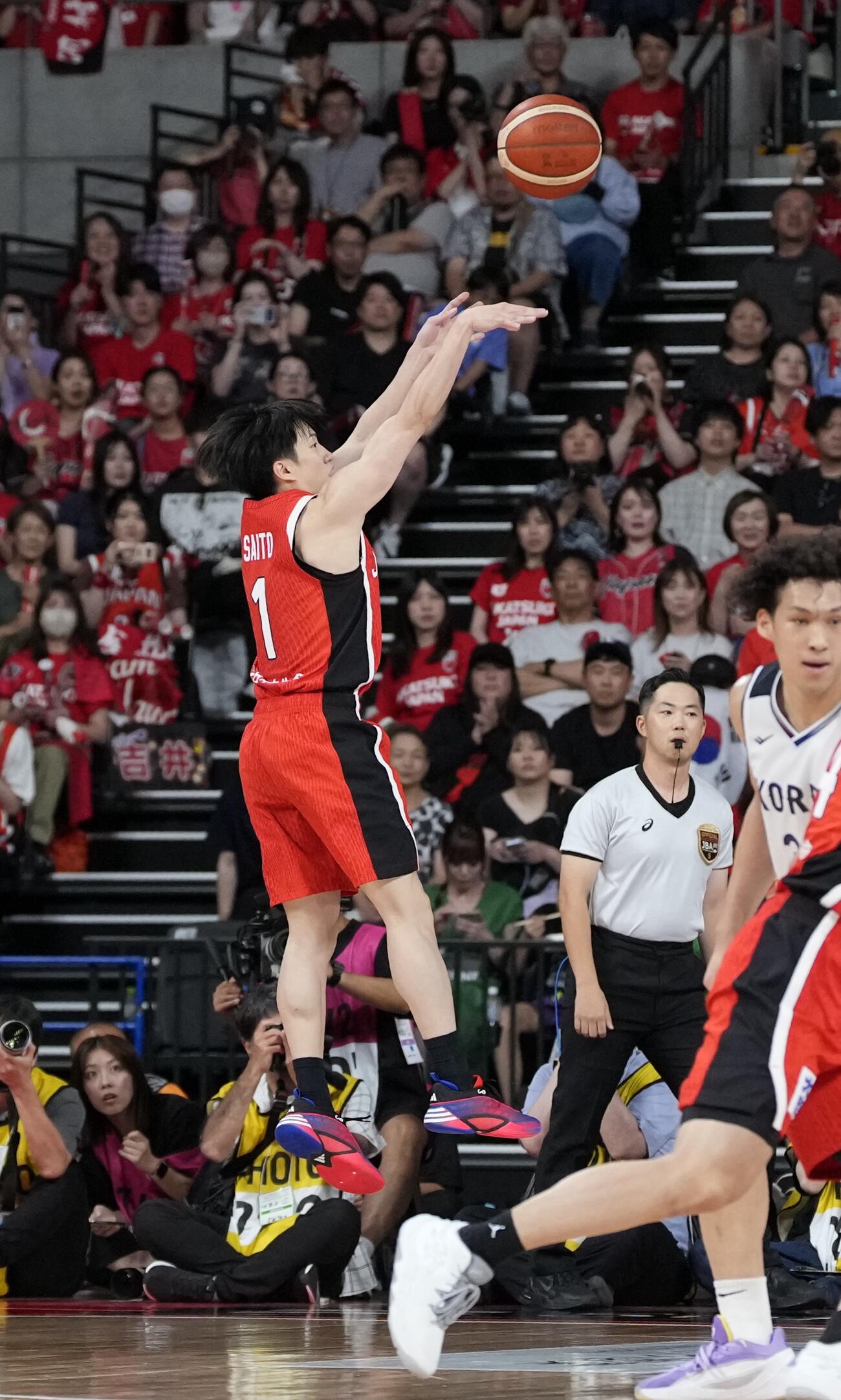 日本対韓国　3Q、シュートを決める斉藤拓実（撮影・小島史椰）
