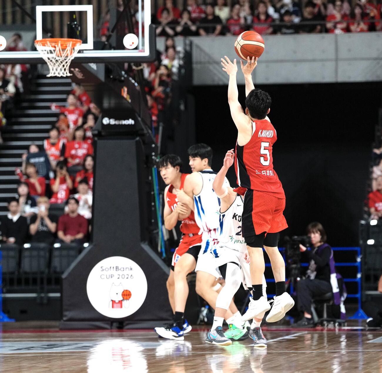 日本対韓国　4Q、スリーポイントシュートを決める河村勇輝（撮影・小島史椰）