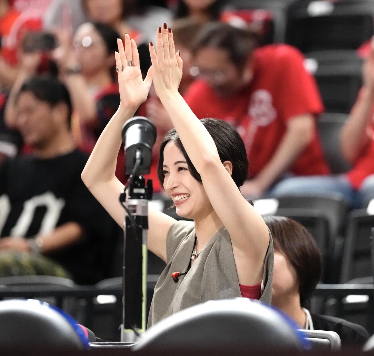 選手入場に笑顔で拍手をする広瀬すず（撮影・小島史椰）