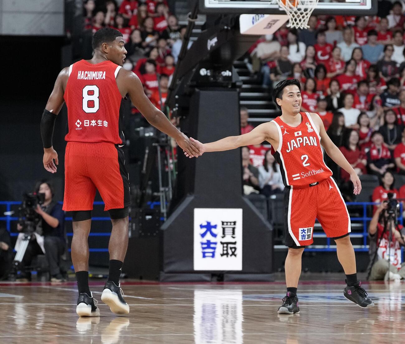 日本対韓国　2Q、タッチを交わす八村塁（左）と富樫勇樹（撮影・小島史椰）