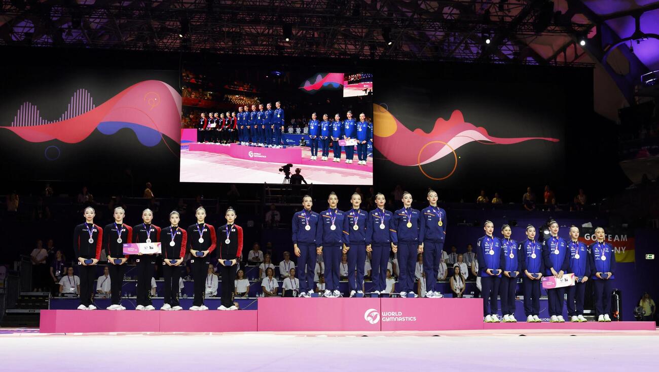 団体総合で2位に入った日本（左）。中央は優勝したスペイン、右は3位のブラジル＝フランクフルト（共同）
