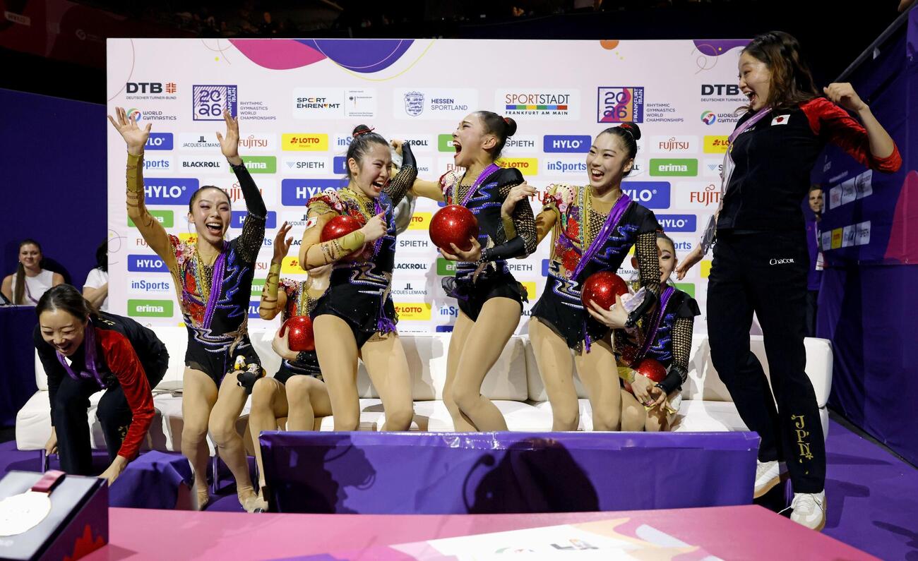 団体総合でボールの得点を確認し、盛り上がる日本代表の選手ら＝フランクフルト（共同）