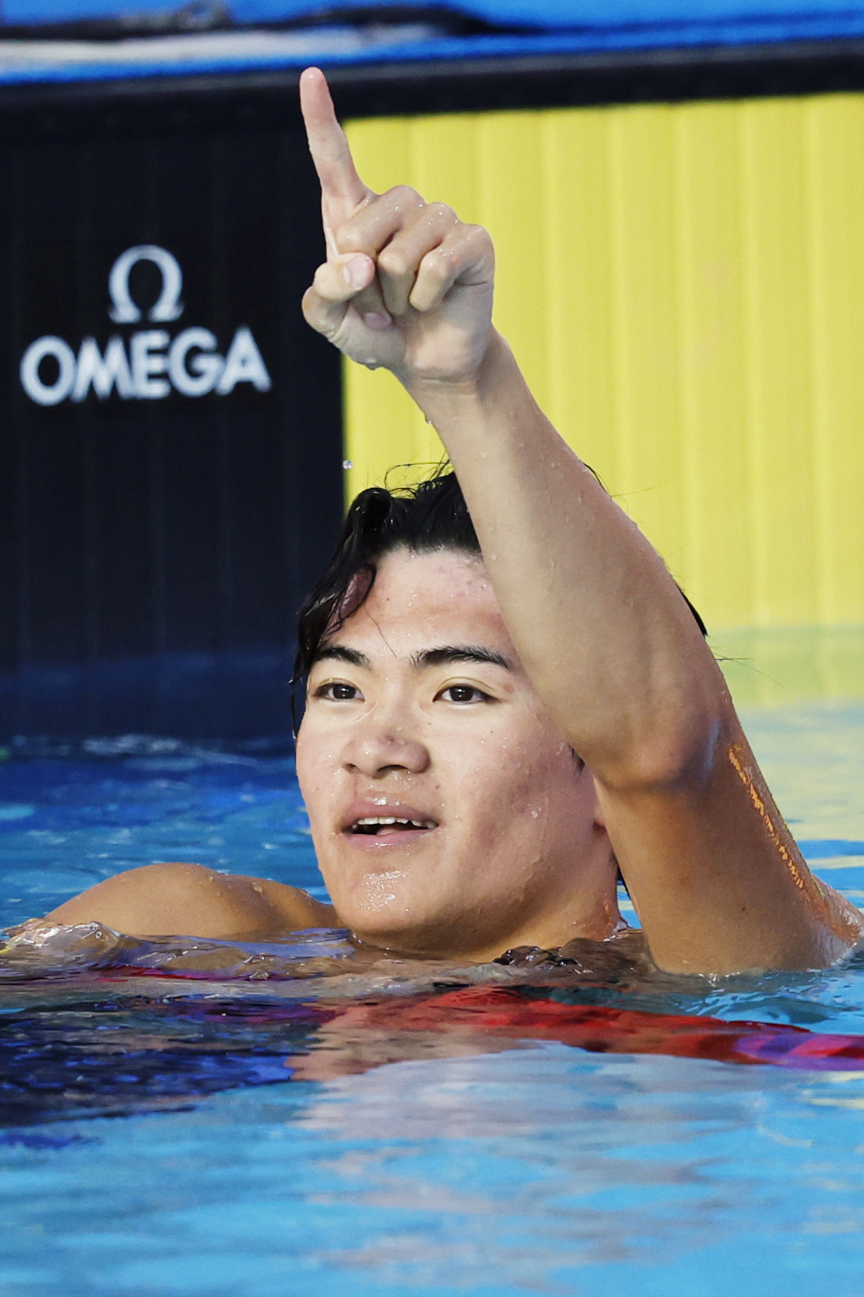男子200メートル個人メドレー決勝のレースを終えた松下知之。1分56秒02で優勝し、400メートルと合わせて2冠を達成した＝アーバイン（共同）