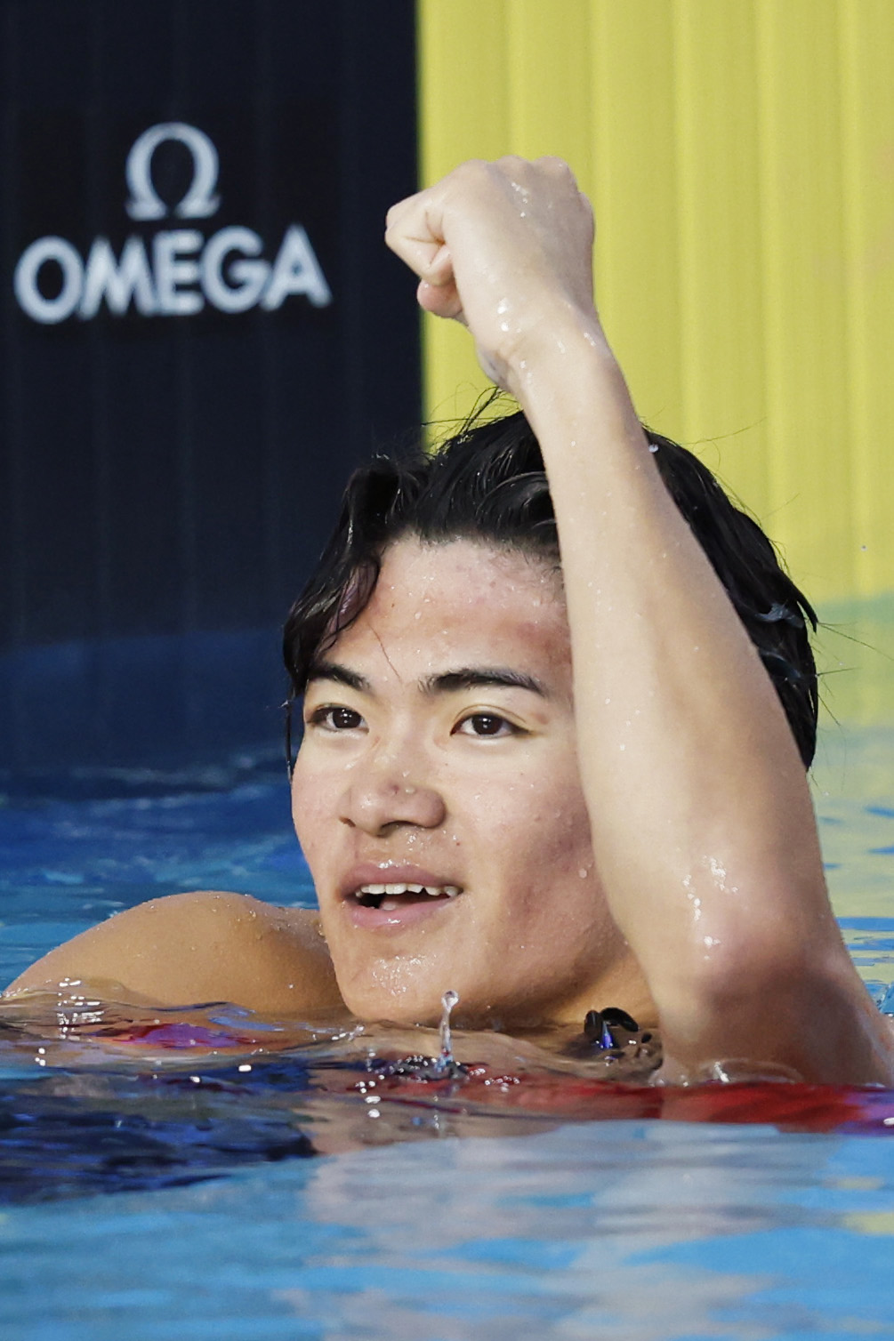 男子200メートル個人メドレー決勝のレースを終えガッツポーズする松下知之。1分56秒02で優勝した（共同）