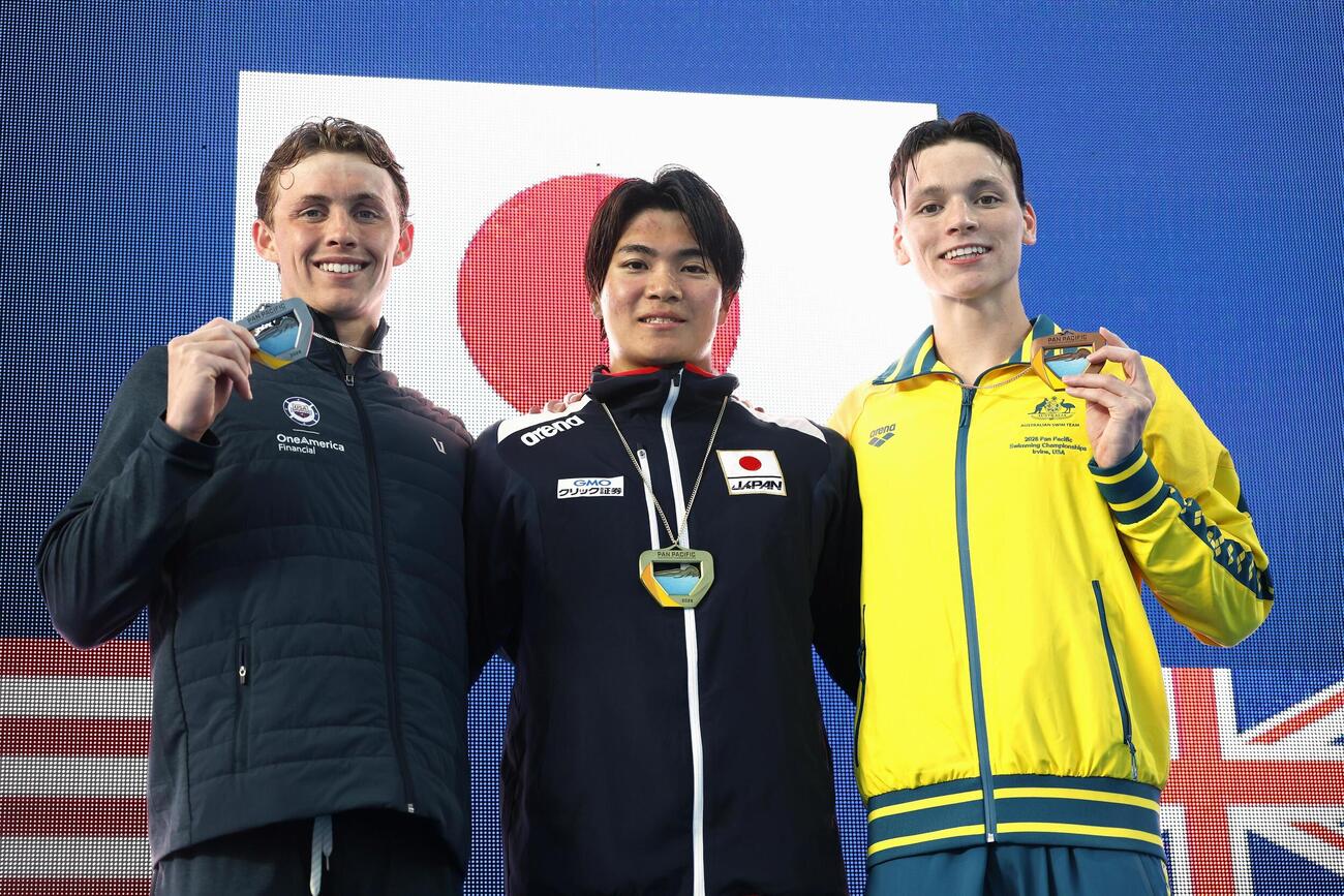 男子200メートル個人メドレーで優勝した松下知之（中央）＝アーバイン（共同）