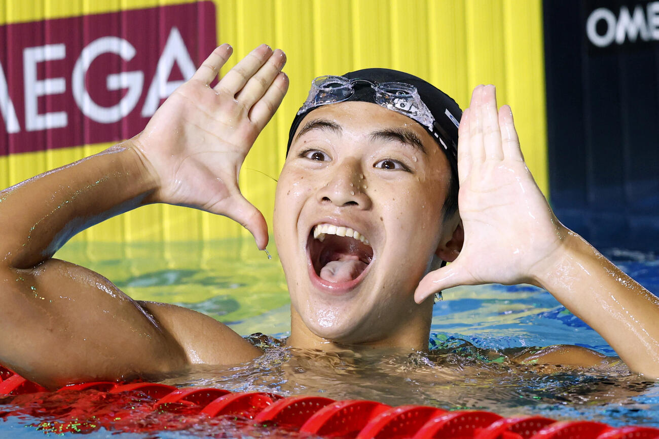 男子1500メートル自由形のレースを終え、ポーズをとる今福和志（共同）