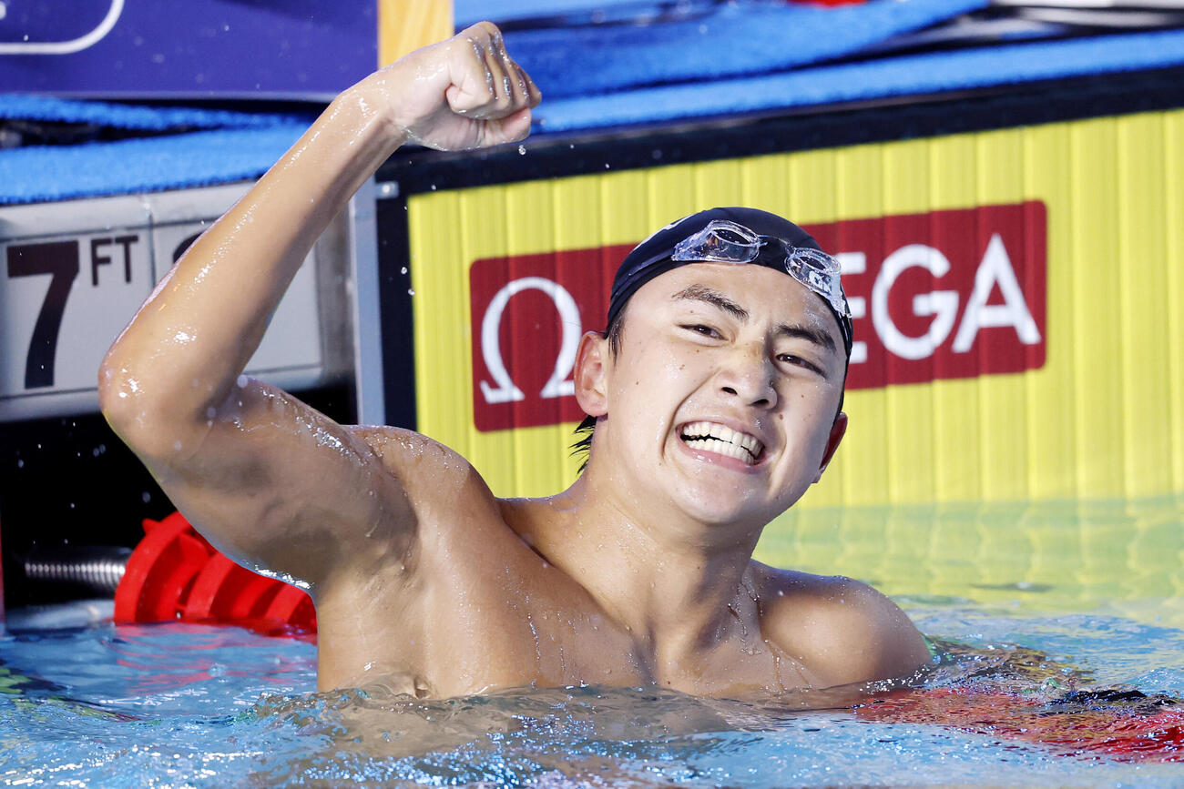男子1500メートル自由形のレースを終えガッツポーズする今福和志。14分42秒59の日本新で2位に入った＝アーバイン（共同）