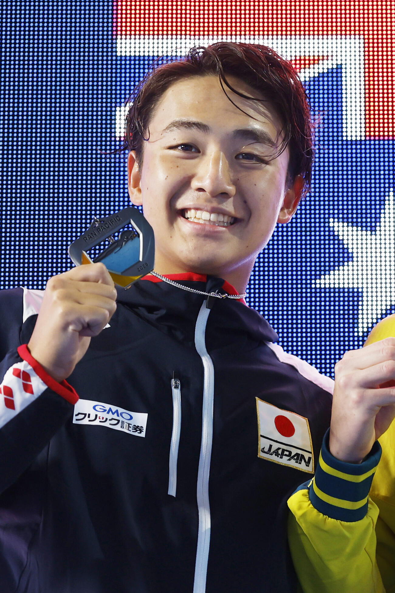 男子1500メートル自由形で2位となり、表彰式でメダルを掲げる今福和志＝アーバイン（共同）