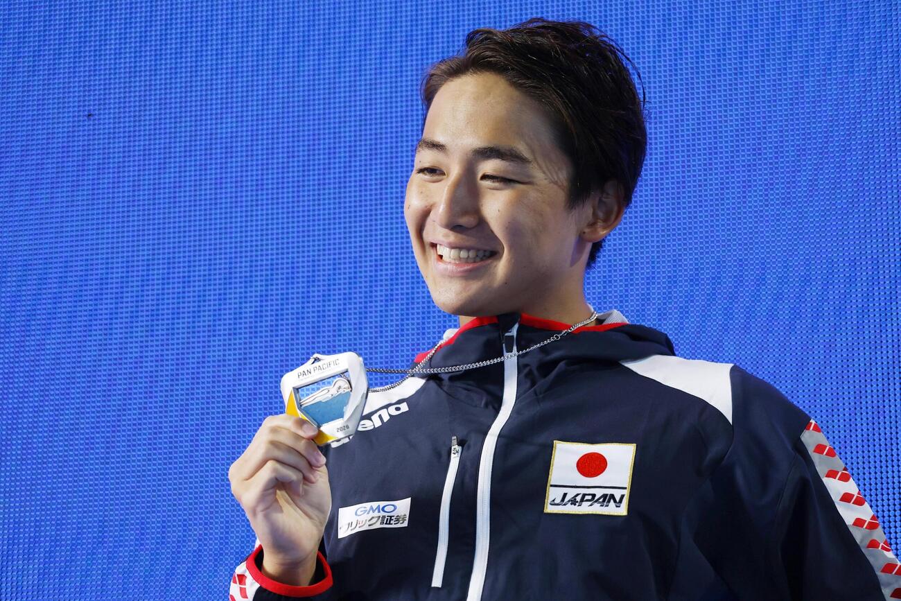 男子1500メートル自由形で2位となり、表彰式でメダルを掲げる今福和志＝アーバイン（共同）