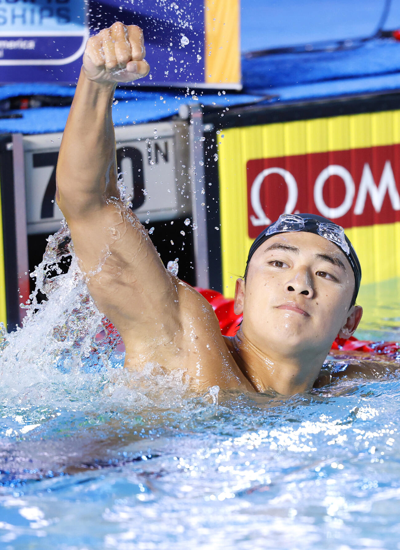 男子1500メートル自由形のレースを終え、ガッツポーズする今福和志。14分42秒59の日本新で2位に入った＝アーバイン（共同）
