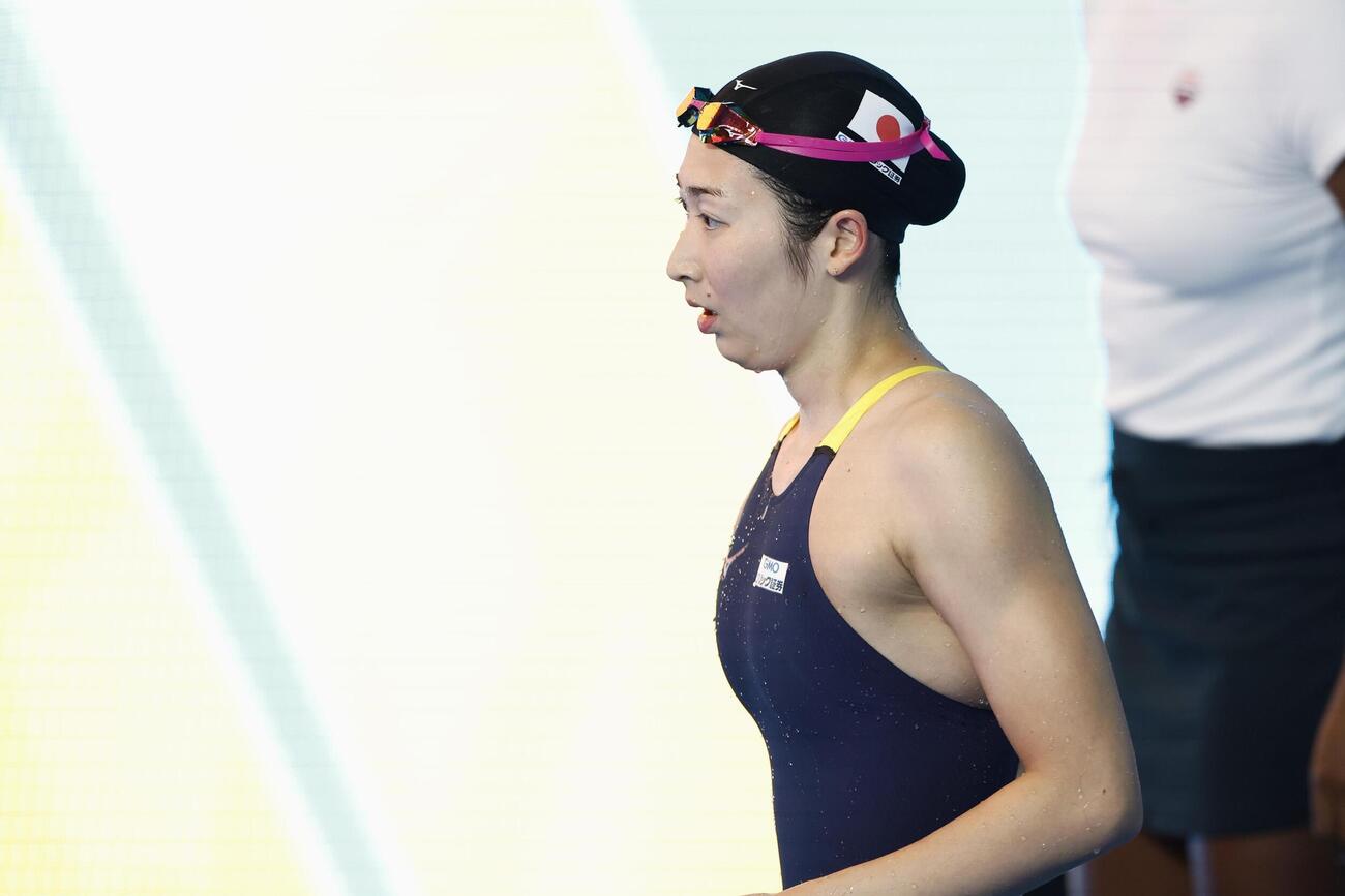 女子50ｍ自由形決勝のレースを終え引き揚げる池江璃花子。8位だった（共同）